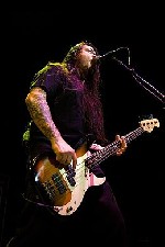 El bajista de Deftones sale del coma
