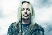 Vince Neil de MÃ¶tley CrÃ¼e se rompe el pie